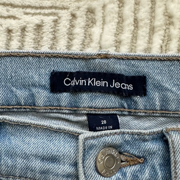VINTAGE CALVIN KLEIN JEANS size 28 SUPER HIGH RISE WIDE LEG JEAN (LIGHT WASH) - Picture 7 of 7